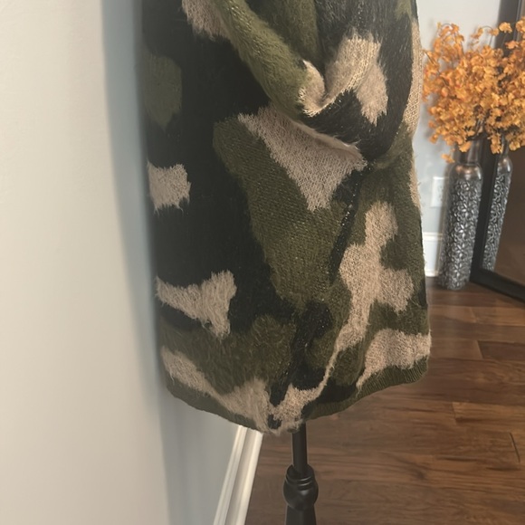 NWOT.  Woman’s long sleeve eyelash sweater with round neckline & predator print. - Picture 6 of 10